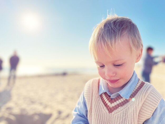 Nahaufnahme eines niedlichen Jungen am Strand