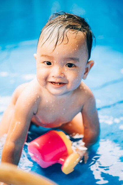 Foto nahaufnahme eines niedlichen jungen, der im pool schwimmt