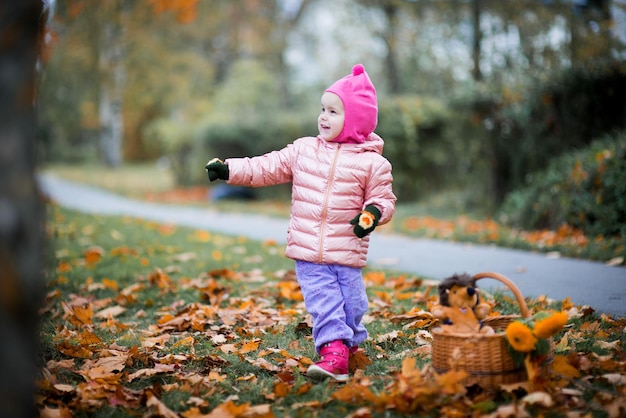 Nahaufnahme eines niedlichen Mädchens im Park im Herbst