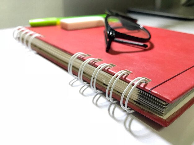 Foto nahaufnahme eines notizbogens mit brille auf dem tisch