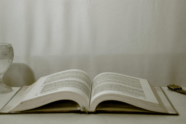 Nahaufnahme eines offenen Buches auf dem Tisch