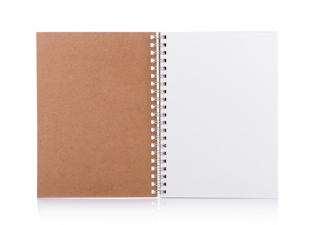 Nahaufnahme eines offenen Buches vor weißem Hintergrund