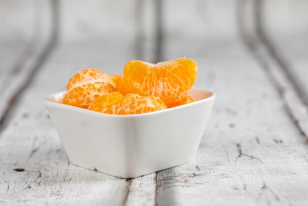 Foto nahaufnahme eines orangenstücks auf dem tisch