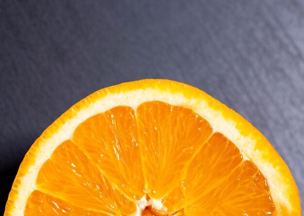 Foto nahaufnahme eines orangenstücks