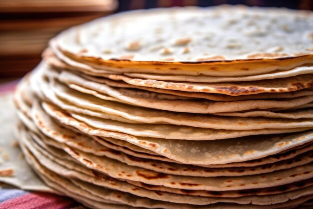 Nahaufnahme eines ordentlich gestapelten Stapels frischer Tortillas, erstellt mit generativer KI