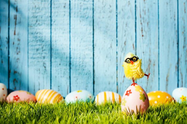 Nahaufnahme eines Osterhuhns, das auf einem Ei in b balanciert