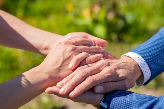 Nahaufnahme eines Paares, das sich an den Händen hält und Geheimnisse teilt, die Liebe und Fürsorge zeigen