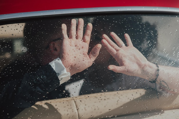 Nahaufnahme eines Paares, das sich im Auto küsst