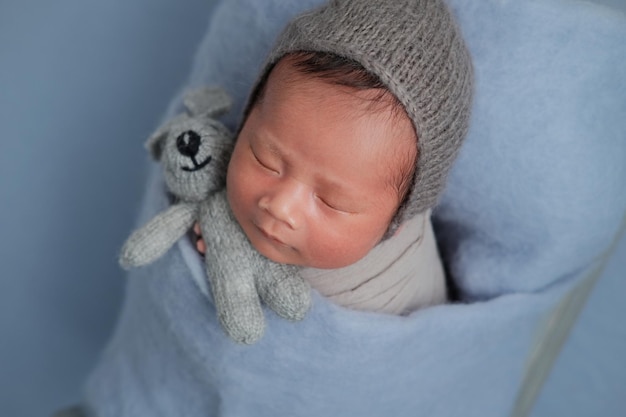 Nahaufnahme eines Porträts einer jungen Frau mit einem Strickhut