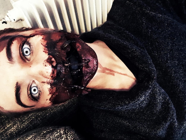 Foto nahaufnahme eines porträts einer jungen frau mit halloween-make-up