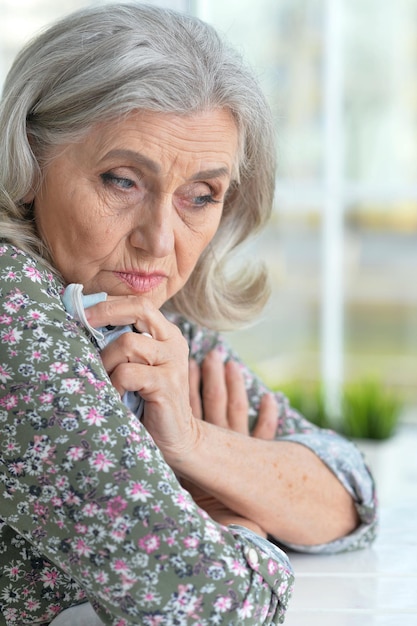 Nahaufnahme eines Porträts einer traurigen älteren Frau