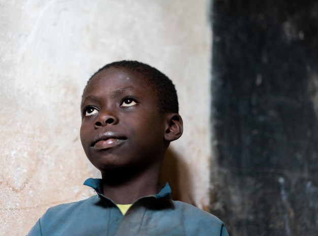 Nahaufnahme eines Porträts eines afrikanischen schwarzen Jungen im Klassenzimmer. Hochwertiges Foto