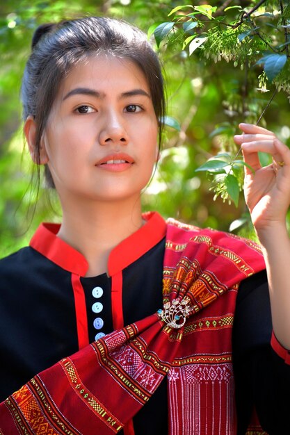 Foto nahaufnahme eines portraits einer frau, die eine pflanze berührt