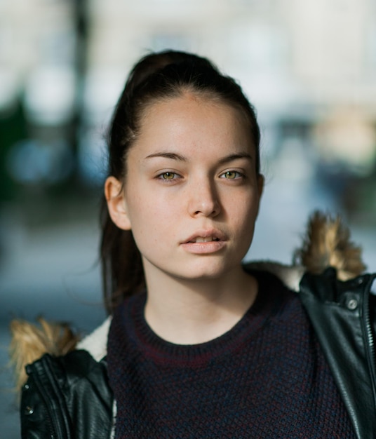 Nahaufnahme eines Portraits einer Frau im Freien