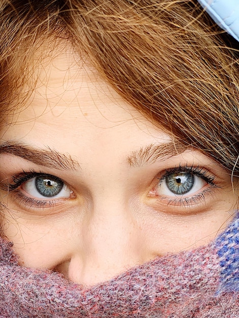 Foto nahaufnahme eines portraits einer frau mit grauen augen