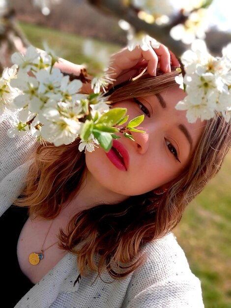 Nahaufnahme eines Portraits einer Frau mit rosa Blumen