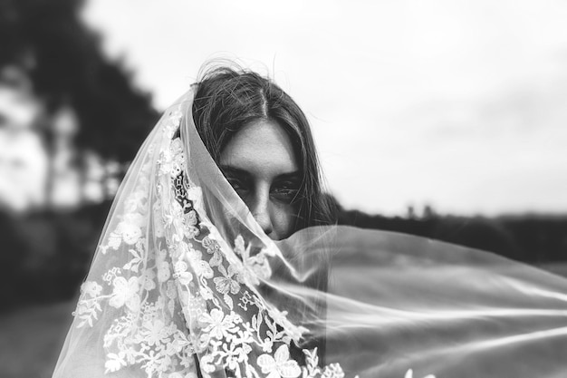 Nahaufnahme eines Portraits einer Frau mit Schal, die im Freien steht