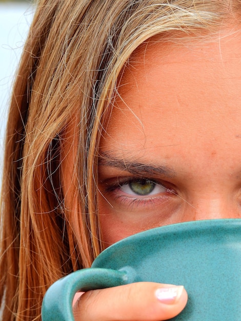 Foto nahaufnahme eines portraits eines mädchens, das etwas trinkt