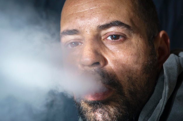 Foto nahaufnahme eines rauchenden mannes
