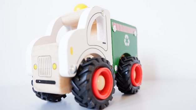 Nahaufnahme eines Recycling-Spielzeug-LKW auf weißem Hintergrund