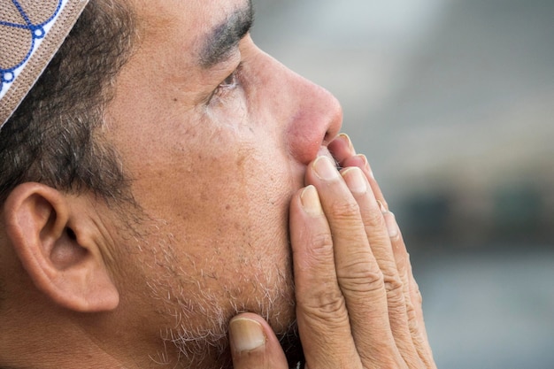 Nahaufnahme eines reifen Mannes, der in einer Moschee betet