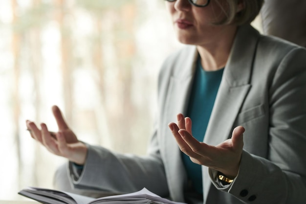 Nahaufnahme eines reifen professionellen Psychologen, der dem Patienten etwas erklärt