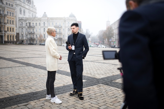 Foto nahaufnahme eines reporters beim interview