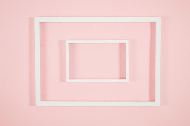 Nahaufnahme eines rosa Fensters an der Wand
