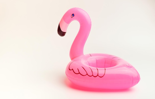 Nahaufnahme eines rosa Spielzeugs vor weißem Hintergrund