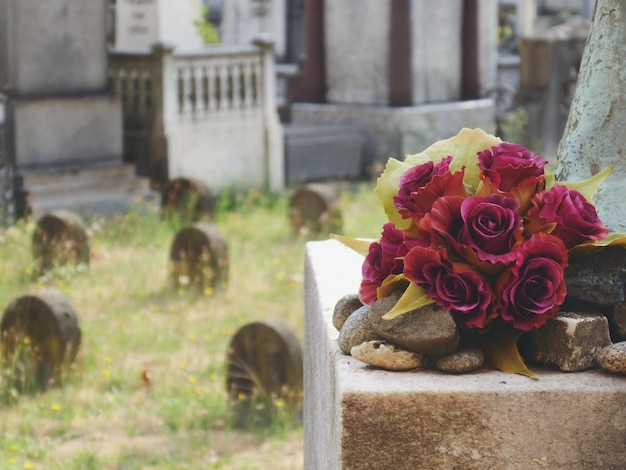 Nahaufnahme eines Rosenstraußes auf einem Friedhof