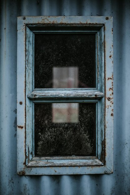 Foto nahaufnahme eines rostigen fensters