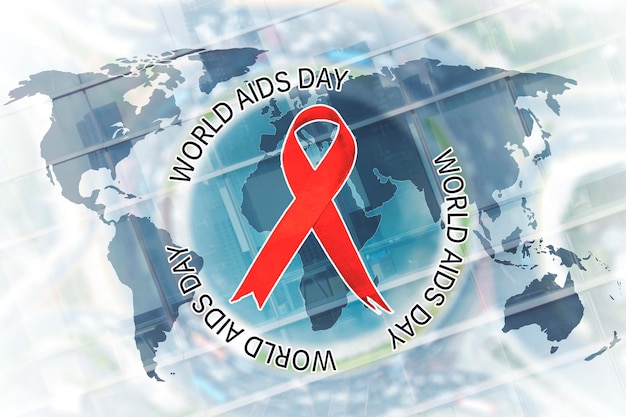 Nahaufnahme eines roten Bandes mit Text zum Welt-Aids-Tag auf Weltkarten-Hintergrund