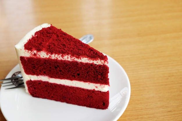 Nahaufnahme eines roten Kuchenstücks, der auf dem Tisch serviert wird