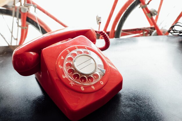 Foto nahaufnahme eines roten telefons auf dem tisch