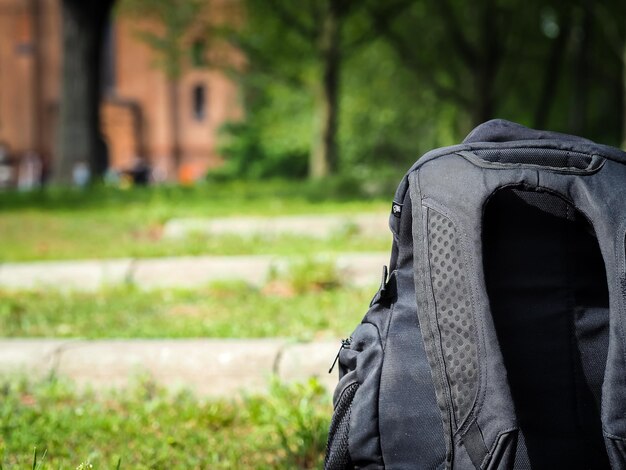 Nahaufnahme eines Rucksacks auf dem Feld