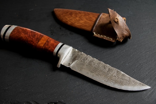 Nahaufnahme eines scharfen Messers auf dem Tisch