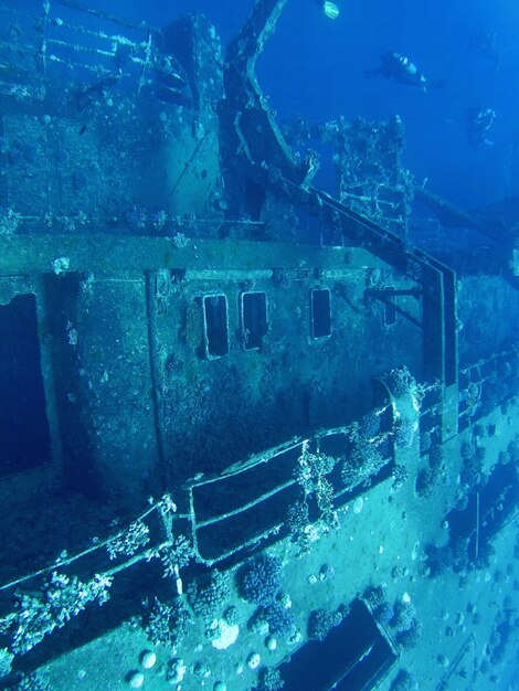 Foto nahaufnahme eines schiffswracks auf see