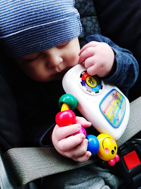 Foto nahaufnahme eines schlafenden jungen, der im auto sitzt