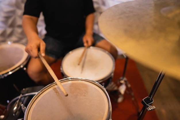 Nahaufnahme eines Schlagzeugers mit Drumsticks schlagen Tomtoms und Snare Drums