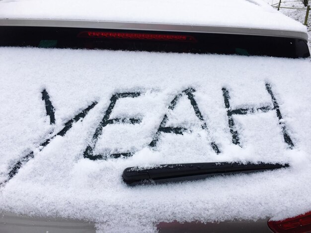 Foto nahaufnahme eines schneebedeckten autos