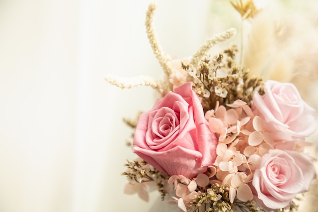 Nahaufnahme eines schönen Blumenstraußes von rosa roseswith Kopienraum für Text.