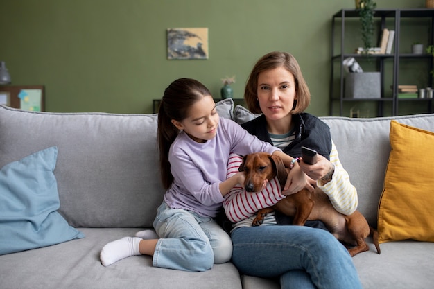 Foto nahaufnahme eines schönen dackels, der zeit mit der familie verbringt