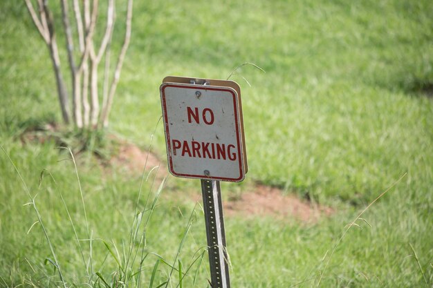 Nahaufnahme eines schrägen No-Parking-Zeichens