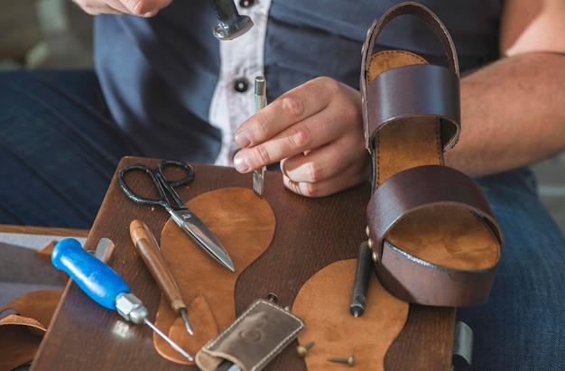 Nahaufnahme eines Schuhmachers, der eine Sandale in einer Werkstatt herstellt