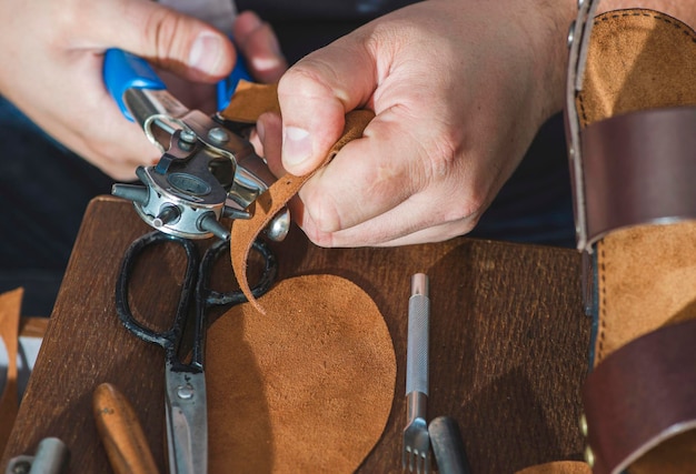 Nahaufnahme eines Schuhmachers, der eine Sandale in einer Werkstatt herstellt