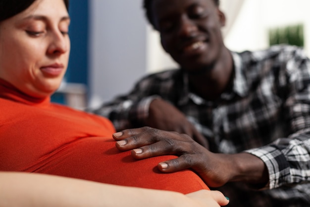 Nahaufnahme eines schwarzen Vaters des Kindes, der den Bauch berührt