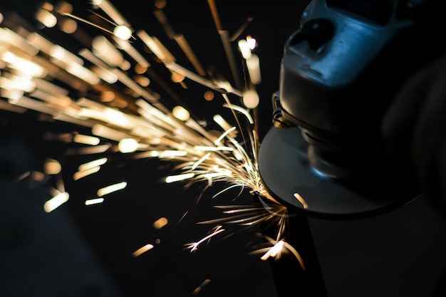 Foto nahaufnahme eines schweißers, der in einer fabrik arbeitet