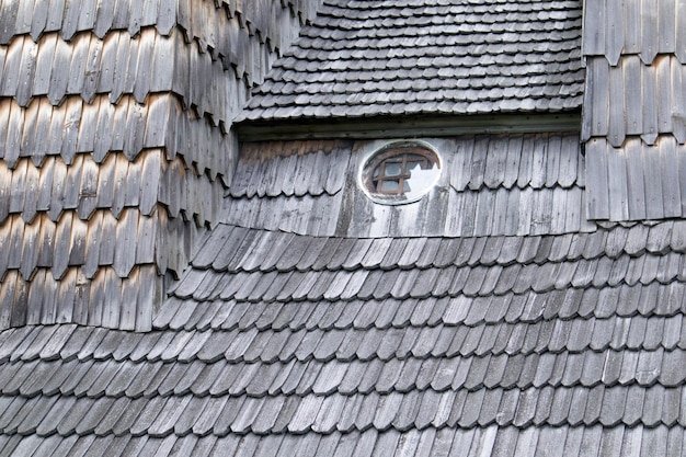 Nahaufnahme eines sehr alten hölzernen Kirchendachs als schöner grauer Hintergrund