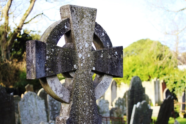 Foto nahaufnahme eines sehr alten keltischen kreuz-grabsteins