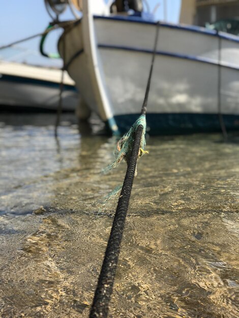 Foto nahaufnahme eines seils auf einem boot